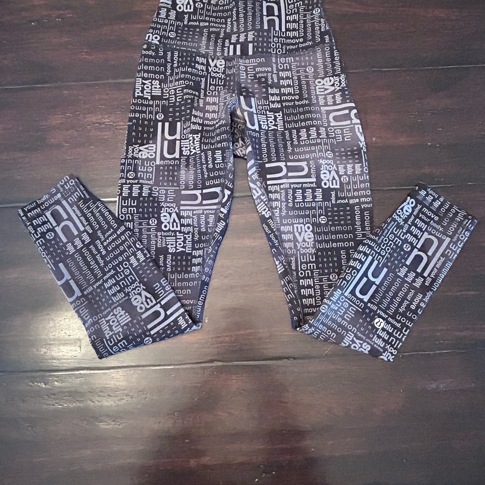 Women’s LuLulemon athletica Graphic Print Leggings in Black and Gray - Picture 2 of 4